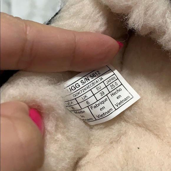 UGG slippers size 8 - Picture 4 of 4